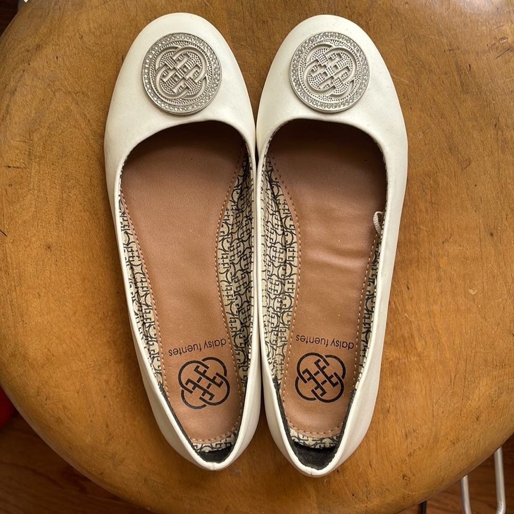 Daisy Fuentes White Flats